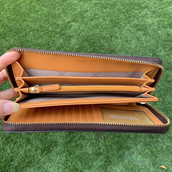 Michael Kors wallet - Picture 4 of 15